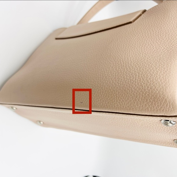 Louis Vuitton French Rose Capucines MM - Picture 11 of 17